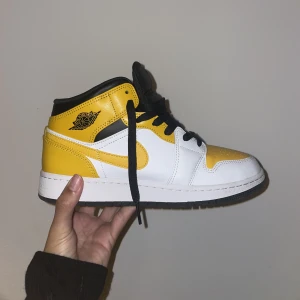 Air Jordan 1 mid - Snygga skor i bra skick. Knappt använda.