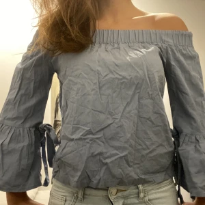 Off shoulder tröja - Blå off shoulder tröja, super söt, bra skicka  