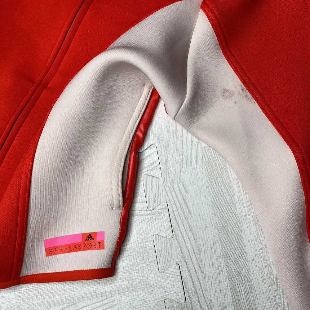 Röd neopren jacka från Adidas Stellasport i dam storlek xs 32-34. Med fickor. OBS!! Fläck på vänster arm. Jackor.