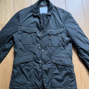 L.B.M 1911 jacka - Säljer denna snygga jackan från L.B.M 1911 eftersom den inte passar mig längre. Jackan är i bra skick och knappt använd. Nypris är runt 6000 kr men säljer den för bara 1000, pris kan dock diskuteras!