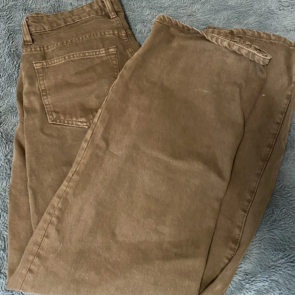 Jeans med hög midja och smal passform över höften, storlek M. Hade köpt byxorna några år sedan men har knappt använt dem och nu passar de inte lika bra. Skriv gärna om du undrar något💕. Jeans & Byxor.