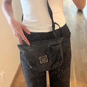 Acne - Säljer denna väska från acne då den inte kommer till så mycket användning hos mig:(