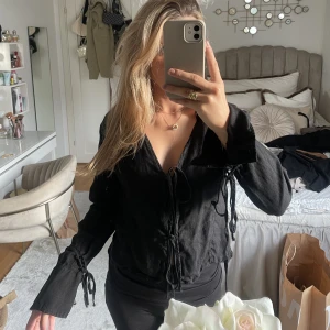 Skjorta  - Skjorta med knytning och linnematerial 