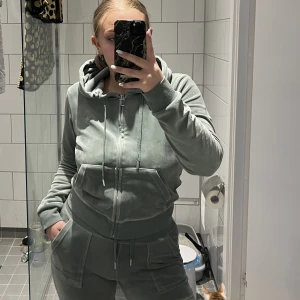 Juicy couture tröja  - Mörkgrön set från Juicy Couture i toppskick. Originalpris 2700kr. Fortfarande Supermjukt! Finns en liten fläck på insidan av resåren på byxorna, se sista bilden. Inget som syns på utsidan. 🌟färgen stämmer överens med första bilden.  