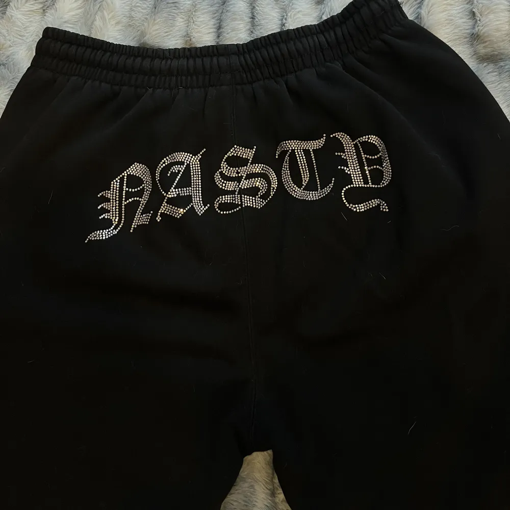 Fina oversized mjukisbyxor från hiddencult med strass på rumpan, ”nasty”. köpta för 1500kr. Knappt använda då de inte passade mig. Kan ej se storleken men gissar på L/XL. Innerbenslängd: ca 79cm. Jeans & Byxor.