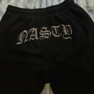 HiddenCult mjukisbyxor  - Fina oversized mjukisbyxor från hiddencult med strass på rumpan, ”nasty”. köpta för 1500kr. Knappt använda då de inte passade mig. Kan ej se storleken men gissar på L/XL. Innerbenslängd: ca 79cm