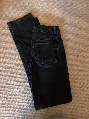 Mid Waist straight jeans i grå färg🥰  