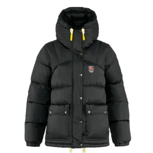 Fjällrävenjacka - Säljer min svarta fjällrävenjacka då jag är sugen på att köpa en ny vinterjacka. Den är i nyskick och är köpt förra vintern.  Nypris 6999. Kontakta för fler bilder🙌🏼