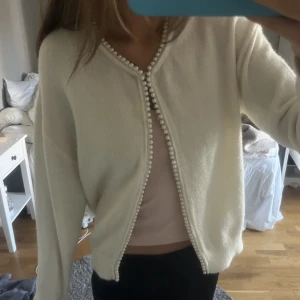 Vit kofta - Säljer denna söta kofta men pärlor! Strl s! Superskön och fin, 250kr