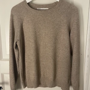 Beige stickad tröja  - Säljer min knappt använda stickade tröja i bra skick 💕
