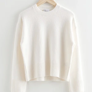 Populär stickad - Säljer denna populära stickade tröja från &other stories då den tyvärr är för liten för mig. Slutsåld överallt. Strl XS