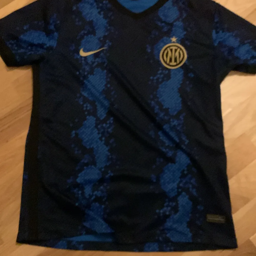 Säljer min Inter t-shirt eftersom den är för liten. Skick 8/10. T-shirts.