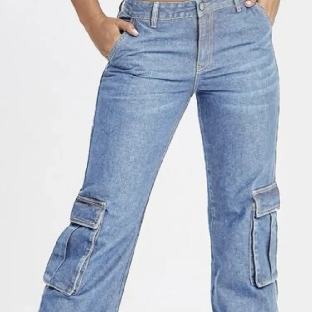 Säljer dessa Cargosen eftersom dom inte passar mig så bra. Dom är helt nya och oanvända. Vid intresse så kan ni  kontakta mig för fler bilder🩵. Jeans & Byxor.