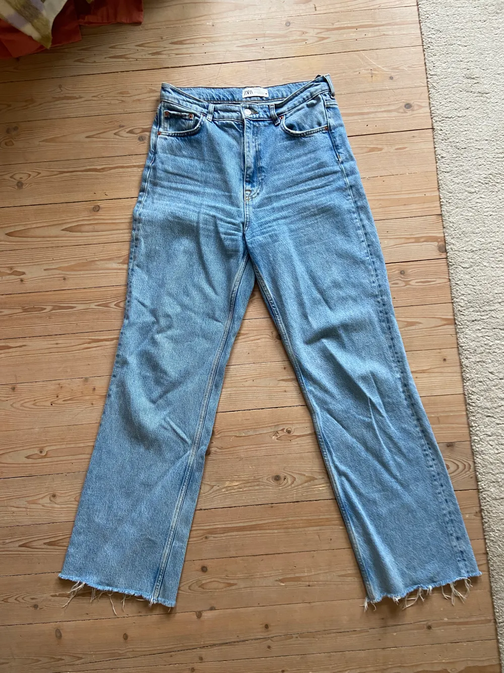 Sjukt snygga jeans från zara i storlek 40. Relativt mjuka och sköna i materialet. . Jeans & Byxor.