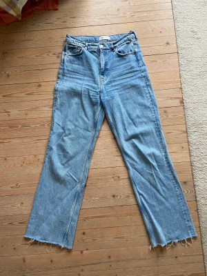 Jeans Zara - Sjukt snygga jeans från zara i storlek 40. Relativt mjuka och sköna i materialet. 
