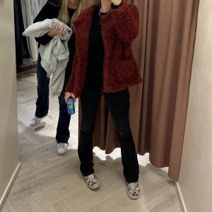 Pälsjacka / fluffjacka - Skitsnygg trendig fluffig jacka, perfekt till höst och vinter😍finns inte att få tag på längre😏