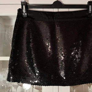 Paljettkjol - Low waist kjol med paljetter, bra skick (samtliga paljetter sitter kvar) strl 34💕