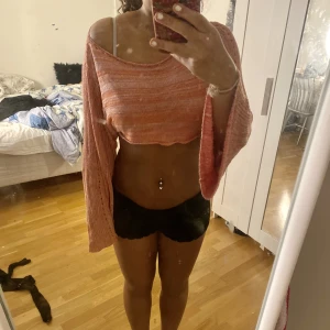 Snygg tröja  - Snygg tröja som man kan ha över linnen osv. Väldigt gullig och gillar att den e stor i armarna. Storlek S