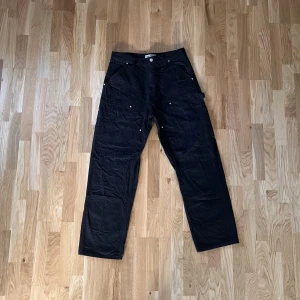 Workpants  - Carhartt liknande byxor köpta på zara för 700kr, skick 9/10 inga defekter. Säljer nu för 400kr