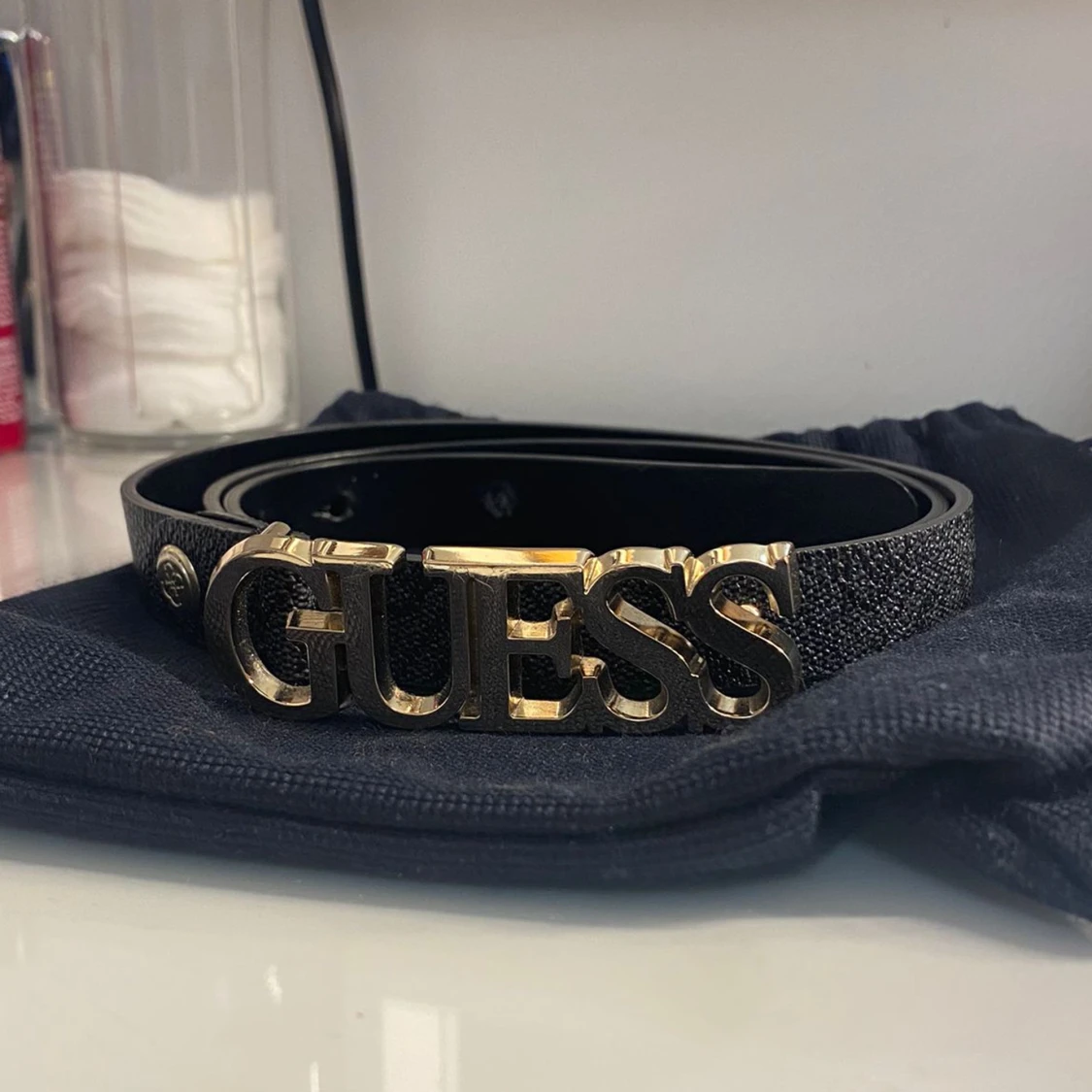 Svart Guess bälte med guld  - 90