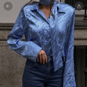 Blå satinskjorta  - Aldrig använd, helt slutsåld på hemsidan💗💗💗