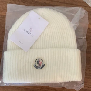 Moncler mössa - Helt ny Moncler mössa vit