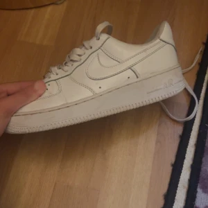 Nike Air force - Hej nu säljer jag mina Nike air force de är så snygga och fina. Det är storlek 37,5 har använt dem några gånger. Köpte dem i JD i Emporia. Diskutera pris vid snabbaffär❤️