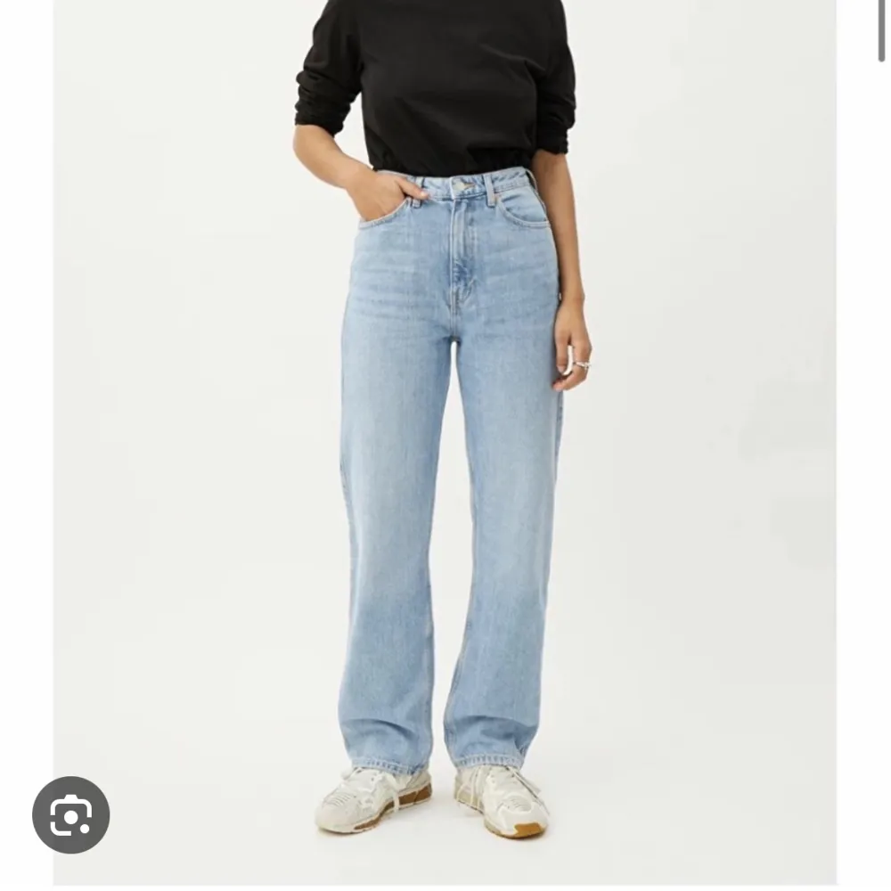Ljusblåa jeans från weekday i modellen Rowe💞. Jeans & Byxor.