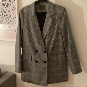 Ichi Kavaj - Dubellknäppd kavaj i nyskick!  