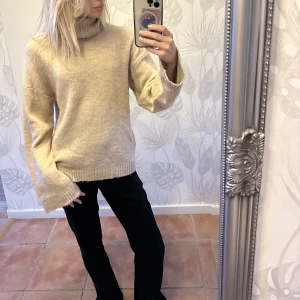 Stickad tröja - Säljer min stickade plolotröja från NA-KD som aldrig kommit till användning! Köpte denna för 600kr men säljer nu för 400. Den är i storlek XXS men jag skulle säga att den är som en XS/S och jag är 168cm lång. Pris kan diskuteras!💗🌸