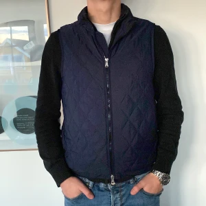 Oscar Jacobson Väst - Väst från Oscar Jacobson - storlek: S - Västen är i väldigt fint skick - pris: 499 sek - nypris: 2999 sek