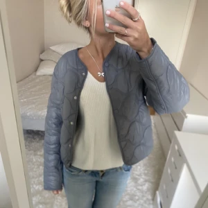 Mango jacka - Säljer denna mango trendiga mango jacka. Har du någon fråga är det bara att höra av dig🫶🏻