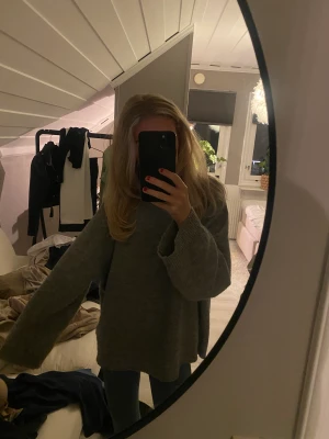 Stickad grå tröja - Använd men inte så att det syns så mycket