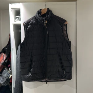 Parajumper väst  - Tja, säljer nu min Parajamper väst i bra skick. Köpt på johnells för 3000kr  Ett pyttelitet hål längst ner vid dragkedjan, men inget man ser och tänker på.