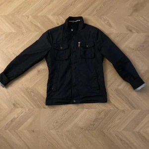 J.Lindeberg jacka - Tjena, säljer min J.Lindeberg jacka som är perfekt nu till hösten. Jackan är i storlek S men skulle säga att den passar en som bär M. Hör av er vid övriga frågor. 