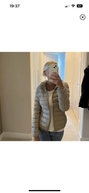 Jacka - Säljer denna jätte fina jacka, kommer inte till användning och är lite liten på mig❤️färgen är en blandning mellan beige och grå