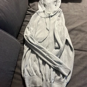 Soft goat hoodie - Säljer min snygga soft goat Kashmir hoodie som jag köpte i våras, säljer för att jag växt ur den. Det är en turkos färg som kallas sea foam. Det står i tröjan att den är i storlek xl men den sitter som en m. Köptes för ca 2700 pris går att diskutera