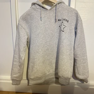 Ma chérie hoodie - Jätte skön ma chérie som är mjuk på insidan och sparsamt andvänd💞Den är helt slut såld i affär och på nätet💞skriv till mig innan köp nu💞 