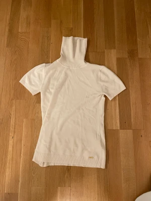 Toi&moi t-shirt  - Den är jätte fin! Men den kommer inte till andvänding mer har haft på mig den typ 3 gånger! det finns inga hål eller sånt den ser ut som att den är helt ny 