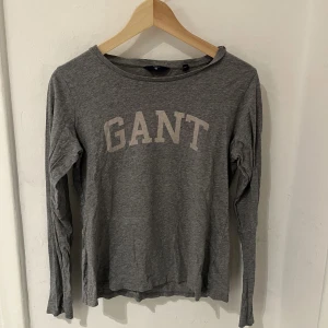 Grå tröja - Grå tröja från Gant.