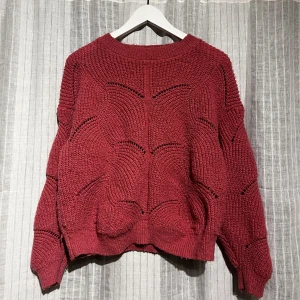 Rosa stickad tröja - Använd ett par gånger men fortfarande i gott skick!