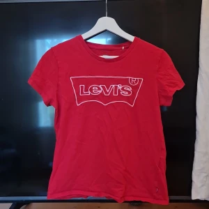 T-shirt - Använd men i fint skick, storlek S. Säljes pga att den inte kommer till användning.