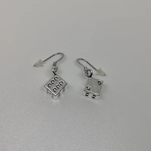 Örhängen ~tärningar~ - Örhängen gjorda/designade av mig. De är nya/oanvända. Krokar i rostfritt stål. (frakt: 15 kr för frimärke) 