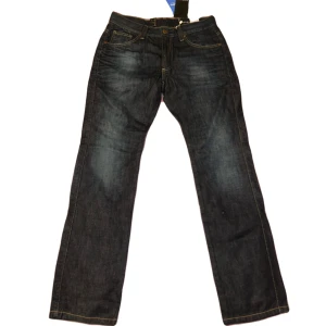 Denim jeans - Ett par mörblåa denim jeans som inte kommer till användning💔 Köpta från sellpy men i nyskick då båda lapparna sitter kvar. Herrstorlek 31-32, lite stora på mig som bär S-M i byxor men funkar med bälte. Kontakta om du är intresserad eller har frågor