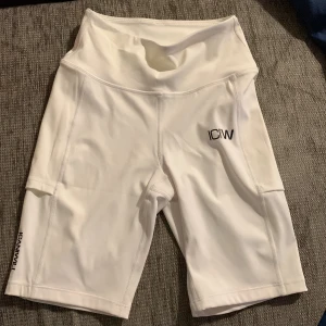 Vita padelshorts Icaniwill, strl XS,  - Oanvända vita padelshorts, storlek XS.