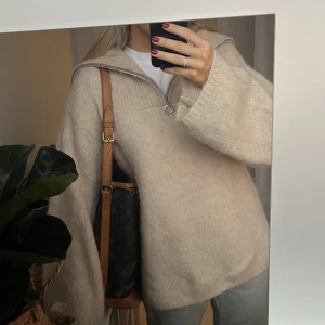 Stickad tröja - Mohair/ull tröja från stockLM i fint skick, knappt använd. Inga tecken på användning. Nypris 1.199kr. En storlek xs men är stor i storlek 