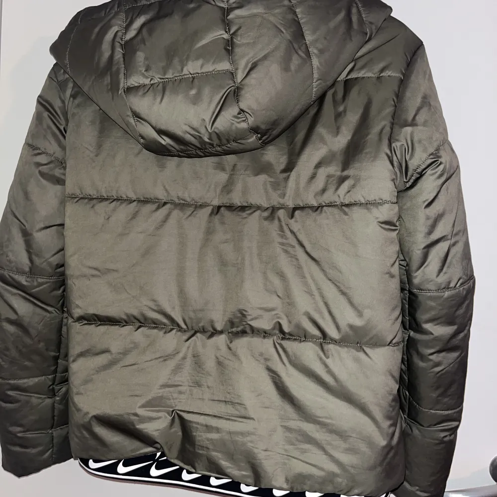 Nike Sportswear Therma Fit Repel  Puffer Jacket i fortfarande bra skick som är köpt från Junkyard. Längden är medel och har detaljer nedtill och i luvan. Nypriset är 1500 kr.. Jackor.