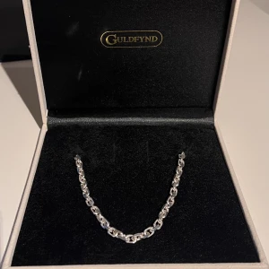 Silverhalsband i ankarlänk 50CM - Säljer nu mitt halsband i äkta silver. Det är köpt på Guldfynd och har använts fåtal gånger vid speciella tillfällen. Inga repor, i princip nyskick. Nypris kostade det 2000kr. Bara att komma med prisförslag! KAN KÖPAS TILLSAMMANS MED ARMBANDET.  