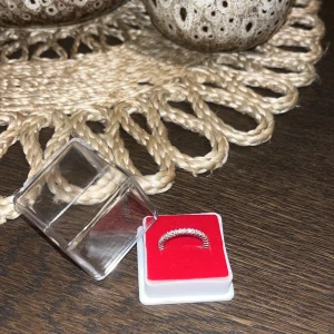 Sterling silver ring - Sterling silver ring. Jättefin men passar tyvärr inte mig då den är för liten Har ingen aning om storlek på den tyvärr men skulle säga typ xs