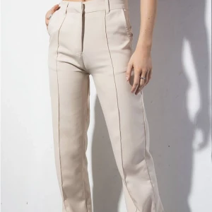 Säljer dessa från madlady, superfina! - Jättefina byxor🤍🤍l 32 regular 